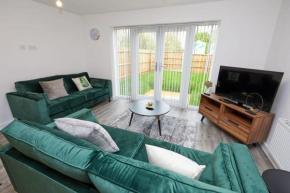 Beautiful brand new 3 bedroom city centre house with garden
